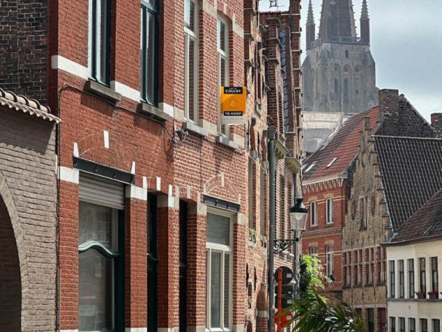Volledig, tot in de puntjes gerenoveerde stadswoning met lift op zeer centrale ligging
