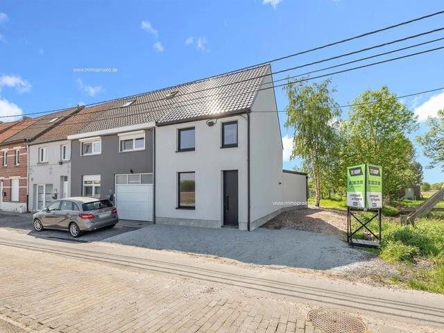 Volledig vernieuwde halfopen woning met verzicht op de agrarische omgeving
