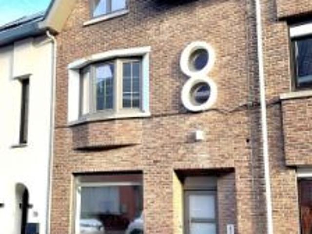Volledig vernieuwde woning met 3 slpks en tuin met UITWEG en