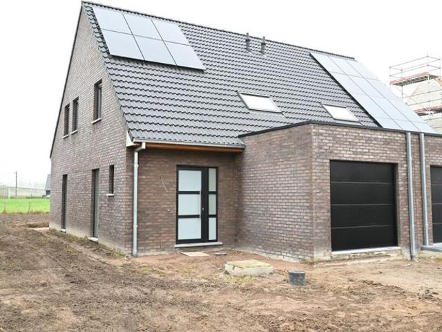 Volledig afgewerkte halfopen nieuwbouwwoning op 491m²!