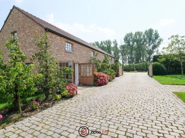 VOLLEDIG GEMEUBELDE WONING IN GROENE OASE