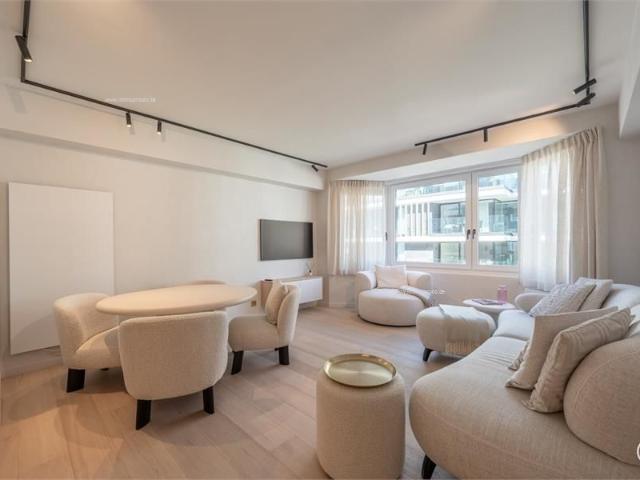 Volledig gerenoveerd 2 slaapkamer appartement gelegen in de leopoldlaan te Knokke, op slechts een korte afstand van de Zeedijk