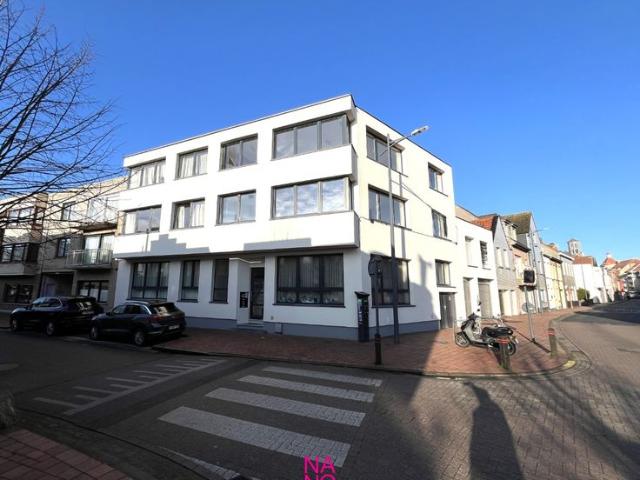 Volledig gerenoveerd, zeer lichtrijk en ruim hoekappartem.