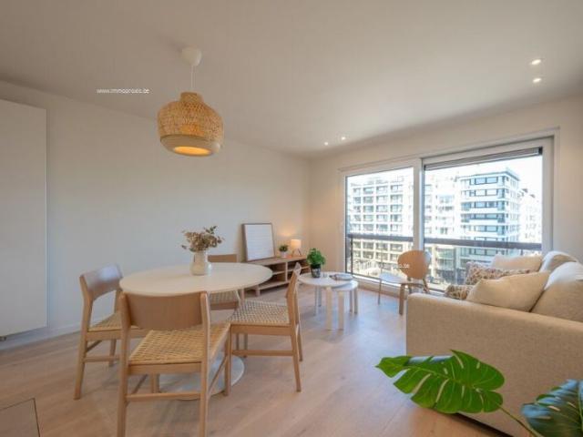 Volledig gerenoveerd appartement met open panoramische zichten en zeezicht, op het Heldenplein te Heist