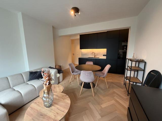 Volledig gerenoveerd appartement met twee slaapkamers. Dit instapklaar appartement wordt gemeubeld verhuurd
