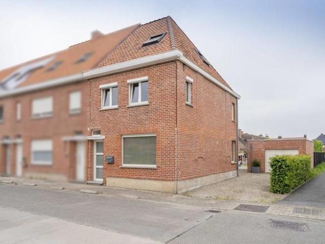 Volledig gerenoveerd halfopen huis te koop in Desselgem