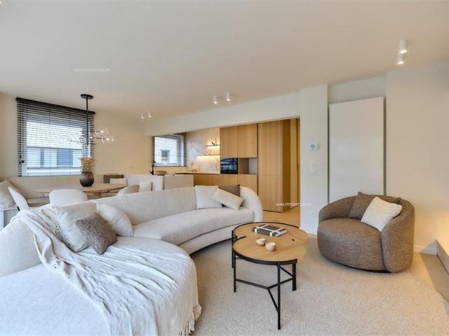 Volledig gerenoveerd HOEKappartement goed gelegen te Lippenslaan