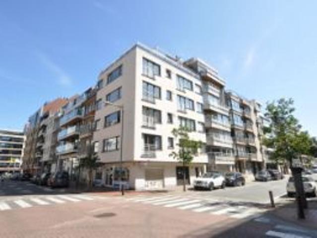 Volledig gerenoveerd hoekappartement gelegen op enkele st.
