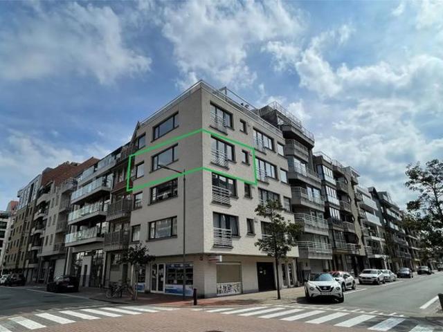 Volledig gerenoveerd hoekappartement met 2 slaapkamers op.