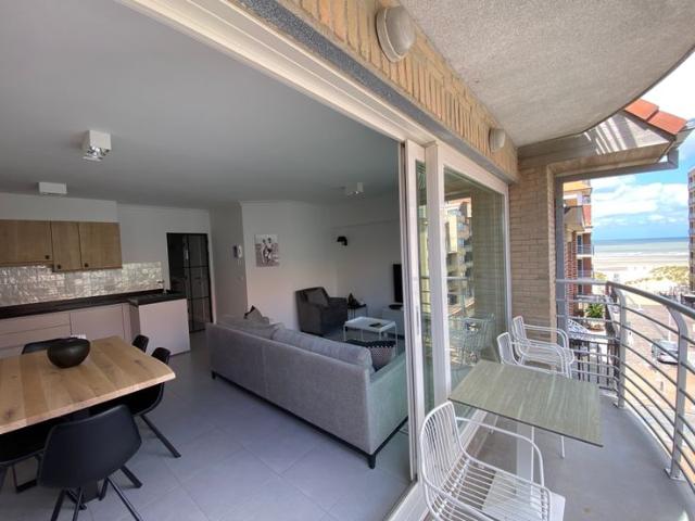 Instapklaar appartement met zeezicht – 50m van de zeedijk!