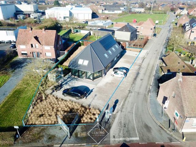 Volledig gerenoveerde 2022 2023 WONING met 10 slaapkame.