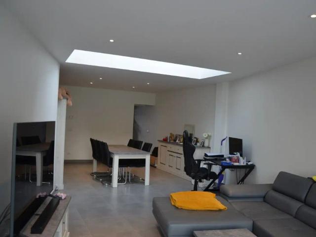 Volledig gerenoveerde, energiezuinige en instapklare rijwoning met garage, tuin en zonnepanelen in Roeselare