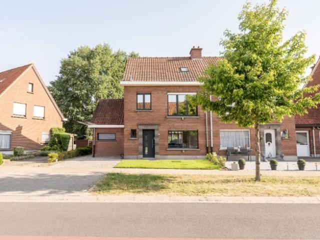 Volledig gerenoveerde halfopen bebouwing met tuin, verand.