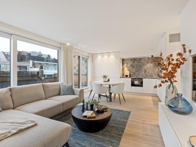 Volledig gerenoveerde penthouse met ruime terrassen en zi.