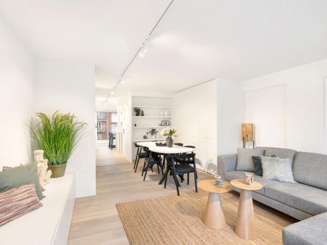 Volledig gerenoveerde penthouse op enkele passen van de z.