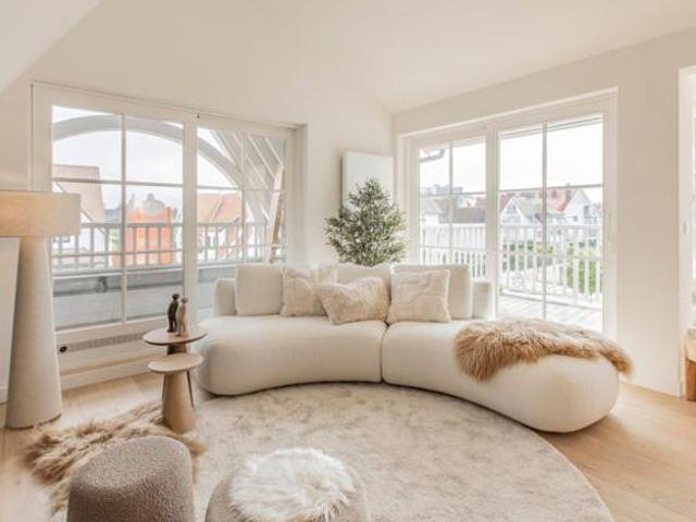 Volledig gerenoveerde penthouse in villa residentie