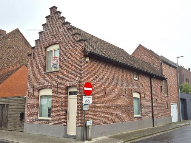 Volledig gerenoveerde woning nabij het park met zeer grote leefruimten, 4 slaapkamers, garage, tuin.EPC351kWh/m². Ref. 16103