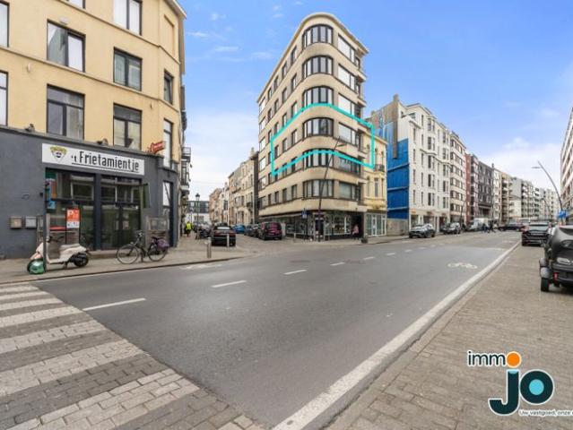 Volledig instapklaar en ruim hoekappartement met 2 volwaa.