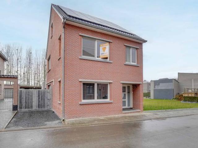 Volledige gerenoveerde woning met prachtige zwemvijver te.