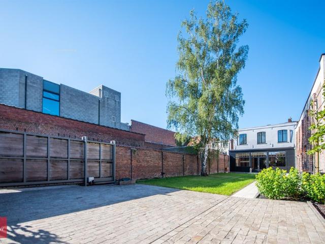 Volledige gerestaureerd klassevol herenhuis met polyvalente ruimte centrum Izegem