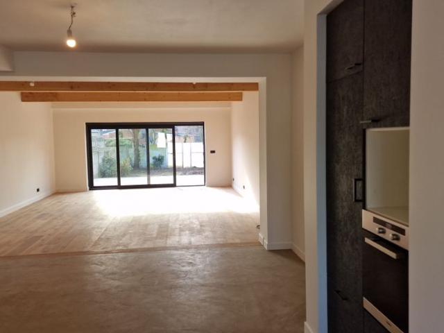 Volledige vernieuwde rijwoning !