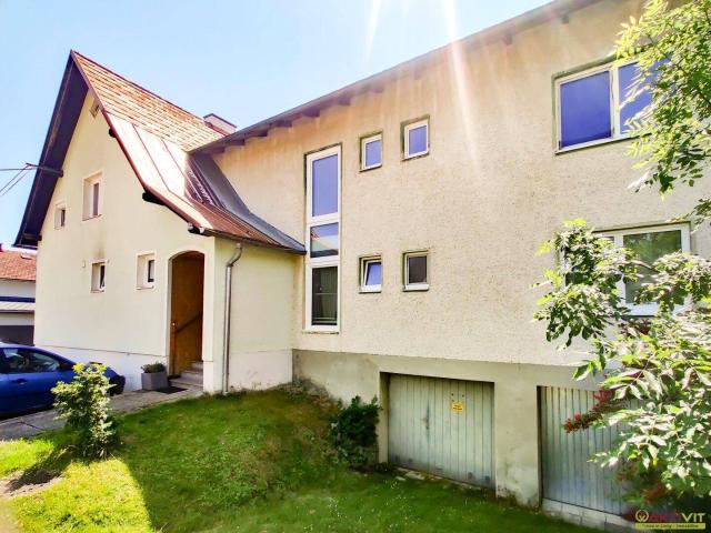 Vollrenovierte Eigentumswohnung mit Balkon, Garten und Garage in ruhiger Lage