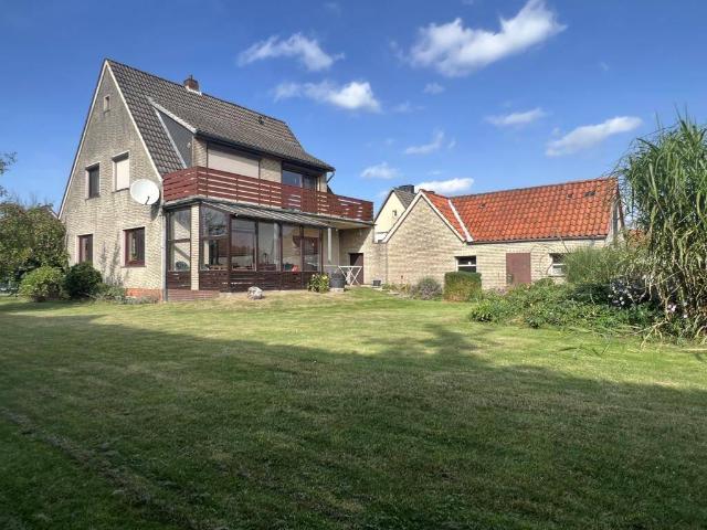 Vollunterkellertes Wohnhaus mit Garage und Nebengebäude in ruhiger Lage auf großem Grundstück in Harpstedt