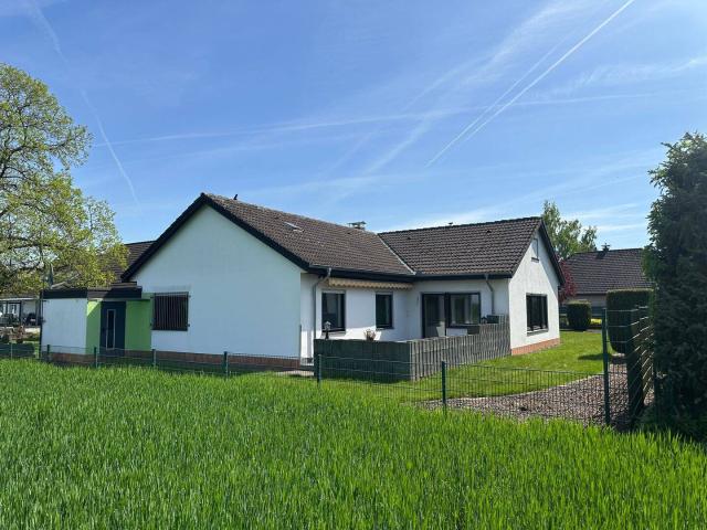 Vor den Toren Herford's steht dieser Bungalow in ruhiger Feldrandlage von Enger.