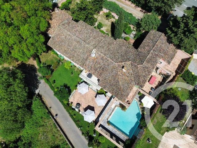 Votre agence Century 21 vous propose cette authentique villa. 350m² Grimaud
