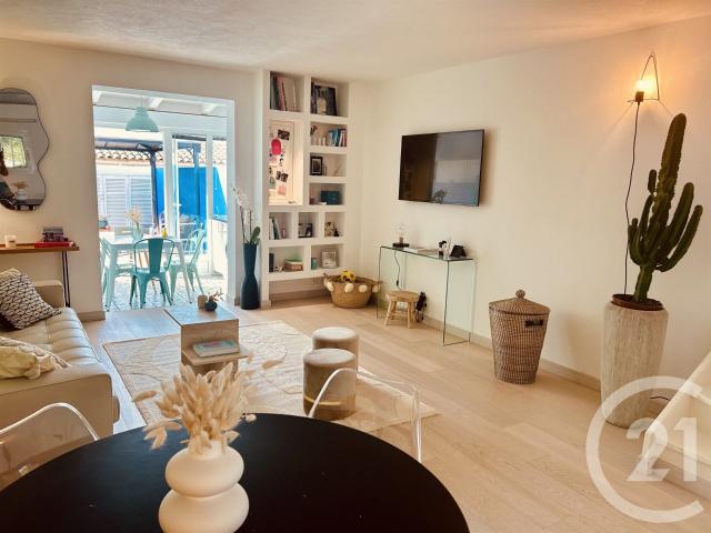 Votre agence Century 21 vous propose à la vente, sur la char. 53m² Gassin