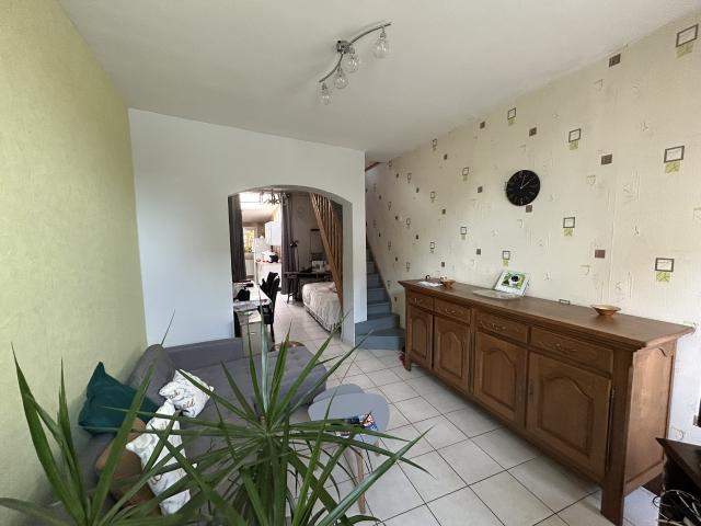 Votre agence IMMO AMANDINOIS vous propose cette maison de quartier moulin es loups, bâtie sur 424 m2