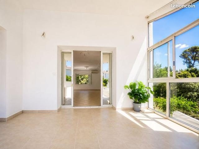 Votre budget est de 400 000 ? Découvrez cette villa avec piscine + T3 indépendant