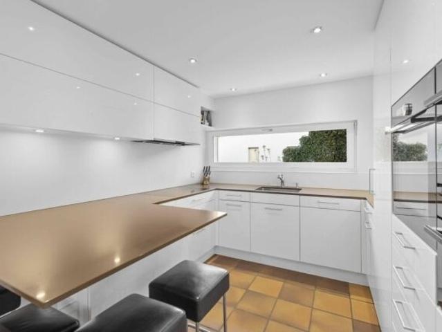 Votre nouvelle maison temporaire maison individuelle individuelle dans un emplacement privilégié avec vue partielle sur le lac