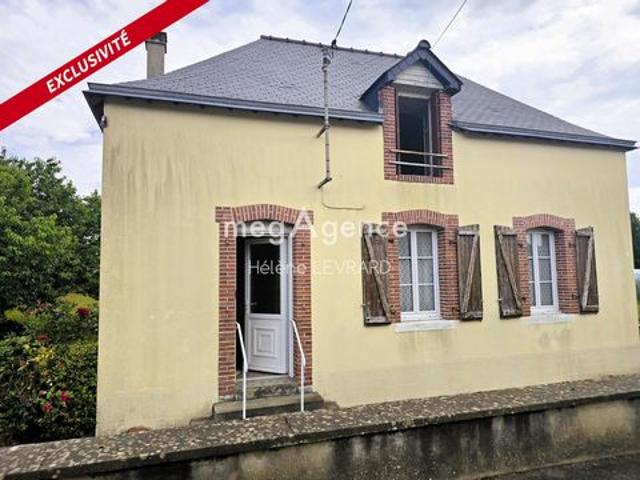 VOUTRÉ: jolie maison avec beau potentiel de rénovation