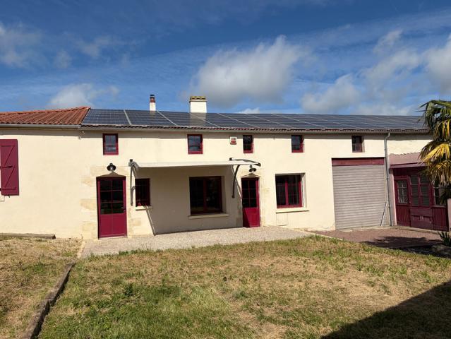 VOUILLE LES MARAIS 85450 CALME ABSOLU MAGNIFIQUE PROPRIETE GRAND CONFORT AVEC DEPENDANCES ET JARDIN