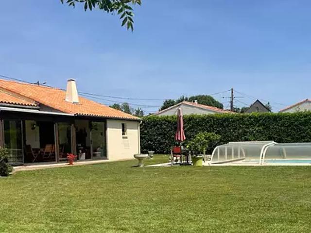 Vouillé 79230 Achat / Vente maison 7 pièces t7 piscine terrasse