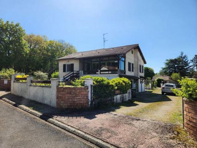 Vouleme Maison de 5 chambres avec sous sol, jard