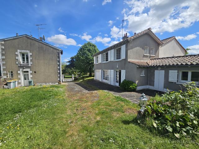 VOUNEUIL SOUS BIARD, Deux maisons sur un terrain arboré au cœur du bourg