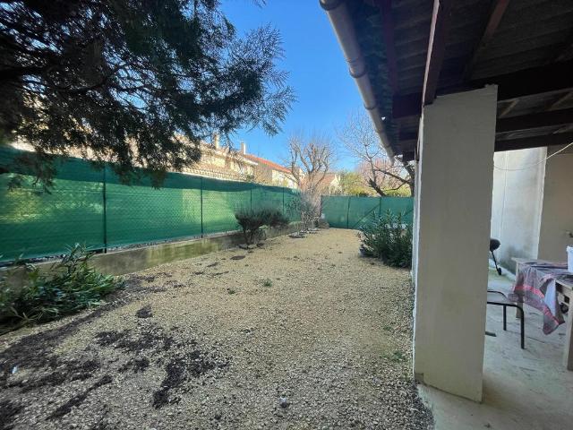Vous cherchez à louer un grand studio meublé de 28 m2 rénové avec grand jardin à Orange ?