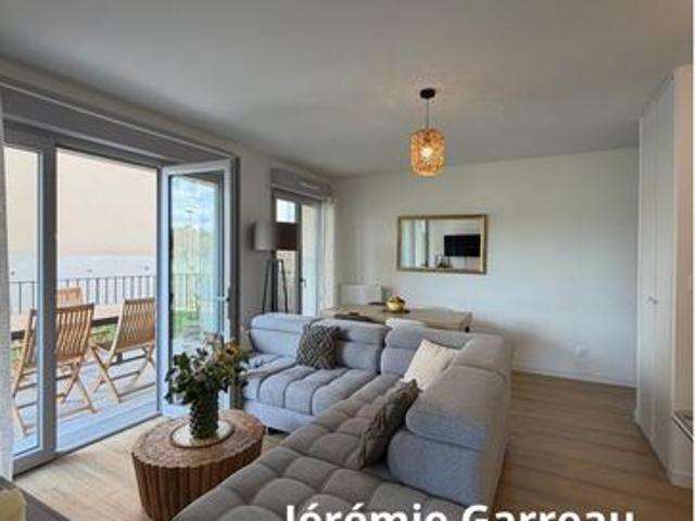 Vous recherchez un T2 récent avec une belle terrasse ?.