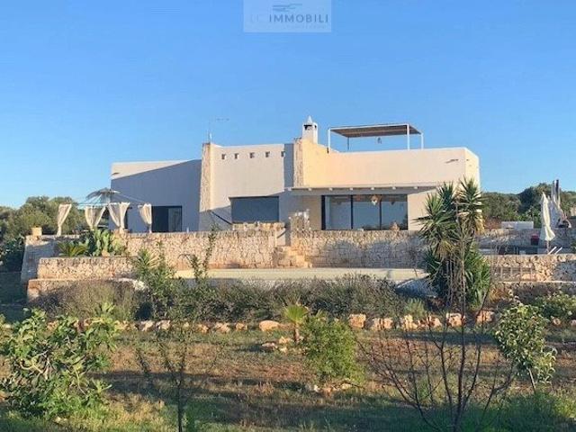 Vp25 new entry villa vista mare con piscina in vendita a Car. 250m² Carovigno
