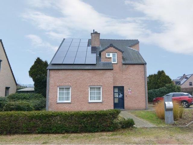 Vrijstaande woning op 5 a 87 ca met 3 ruime slpk. en inpand