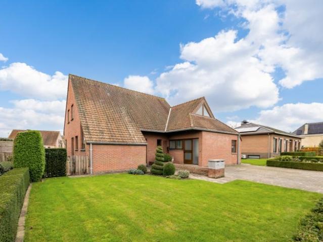 Vrijstaande eigendom met 2 woon eenheden, los garagegebouw