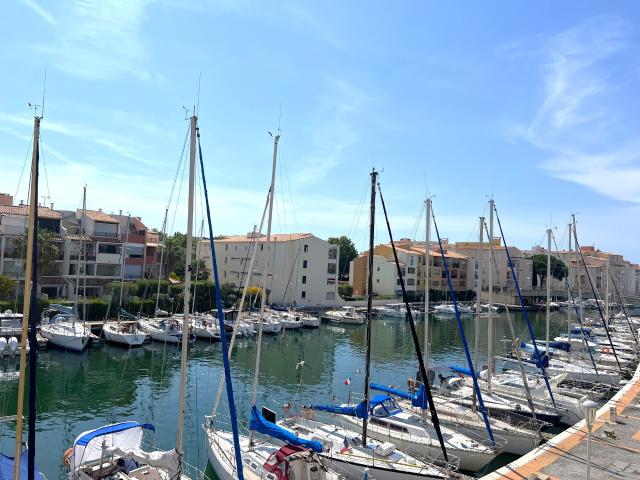 Vue canal 2 pièces Parking privé