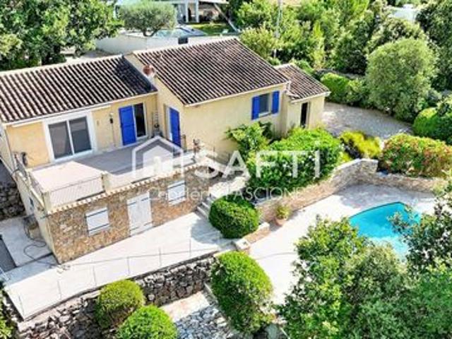 Vue dominante, piscine et dépendance