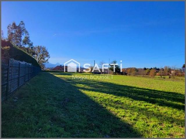 Vue dégagée sur la chaine des Pyrénées. Terrain constructible de 1703m2 dans un quartier résidentiel calme, à proximité des commodités