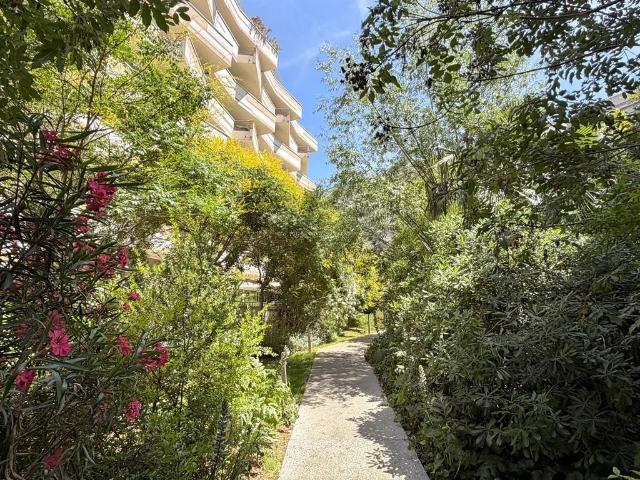 Vue exceptionnelle sur la Végétation et les toits de la vill. 80m² Montpellier