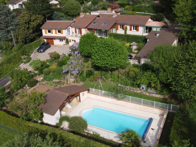 Vue exceptionnelle, piscine et grands volumes: une maison f