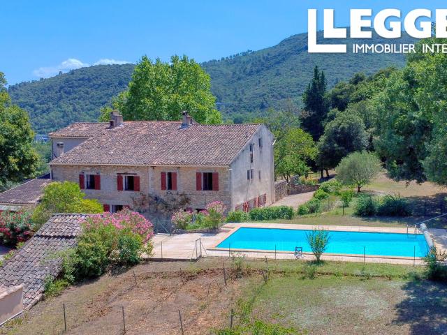 Vue imprenable sur la Ste Baume pour cette demeure de prestige avec appartement indépendant et vignes AOC