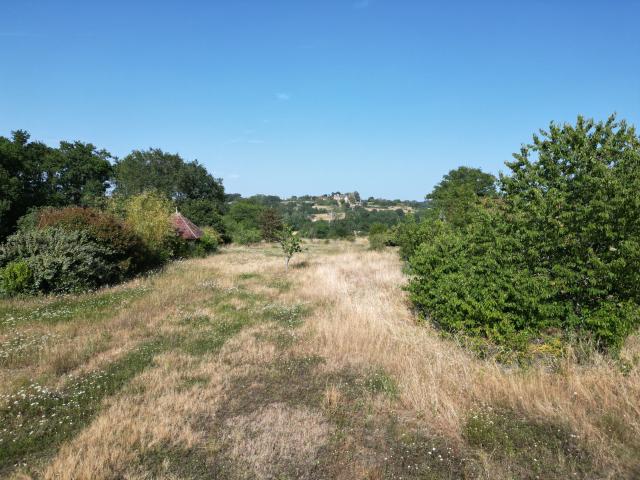 vue imprenable sur le château et l'église de Lys Saint Georges